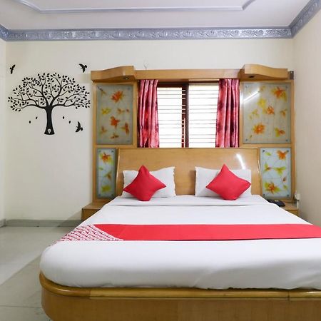 Oyo 71675 New Aishwarya Comforts Hotel Бангалор Екстериор снимка