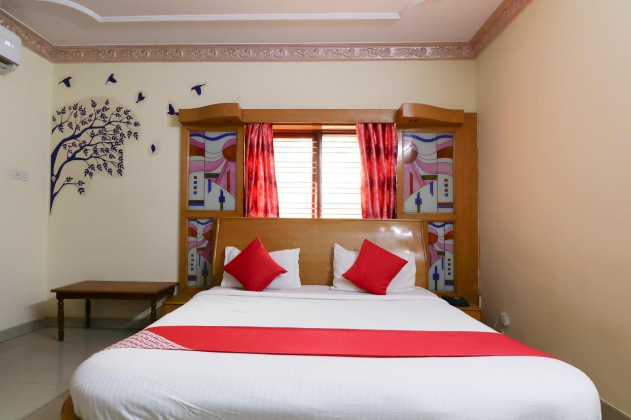 Oyo 71675 New Aishwarya Comforts Hotel Бангалор Екстериор снимка